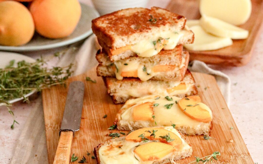 Peach and mozzarella braai broodjies